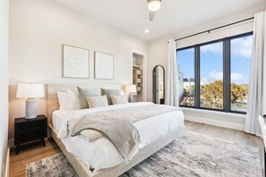 5 bedrooms, desk, WiFi, bed sheets