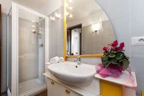 Haartrockner, Bidet, Handtücher, Seife
