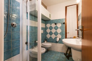 Asciugacapelli, bidet, asciugamani, sapone