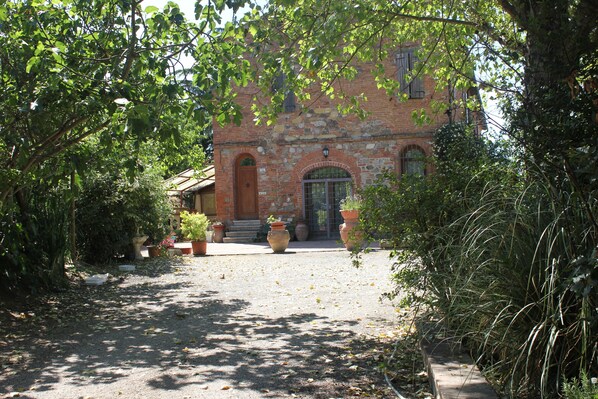 المنشأة من الخارج