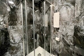 Douche, séchoir à cheveux, serviettes fournies