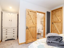 2 quartos, individualmente decorados, individualmente mobiliados