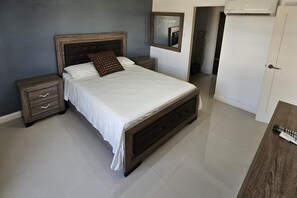 3 bedrooms, iron/ironing board, free WiFi, bed sheets - Apartment Sleeps 6 With Pool Access (Portmore)