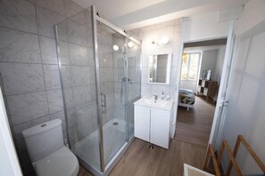 Serviettes fournies, papier toilette