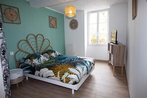 1 chambre, fer et planche à repasser, draps fournis
