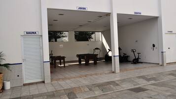 Ein Gebäude mit Sauna, Billardraum und Fitnessbereich.