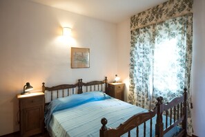 6 bedrooms, desk, iron/ironing board, free WiFi
