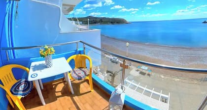 Blue House Beach Apartment - Sleeps 4 & Balcony