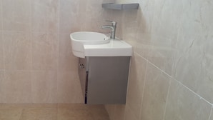 Bathroom - sir Edwards inn & apartment (Dar es Salaam)