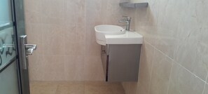 Basic Apartment | Bathroom - sir Edwards inn & apartment (Dar es Salaam)