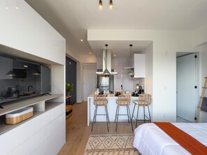 1 sovrum, individuell inredning, unika möbler och skrivbord