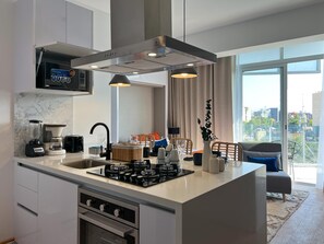 Kjøleskap, mikrobølgeovn, ovn og oppvaskmaskin