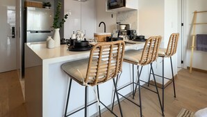 Een koffiezetapparaat/waterkoker, een koelkast, een microgolfoven