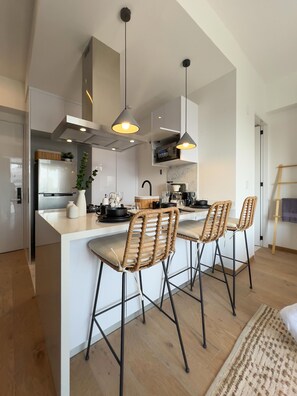 Kylskåp, mikrovågsugn, ugn och diskmaskin