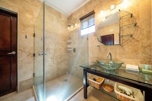 Appart'hôtel | Salle de bain | Douche, serviettes fournies