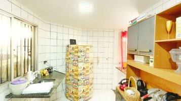 Chuveiro, secador de cabelo, toalhas de banho, papel higiênico