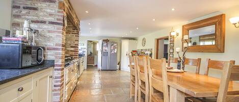 Cottage | Private kitchen | Fridge, microwave, oven, stovetop