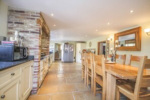 Cottage | Private kitchen | Fridge, microwave, oven, stovetop - Charming 5-bed Cottage in Old Sodbury Bristol (Bristol)