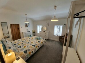 Cottage | 5 bedrooms, iron/ironing board, free WiFi, bed sheets - Charming 5-bed Cottage in Old Sodbury Bristol (Bristol)
