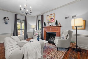 Smart-TV, peis og bøker