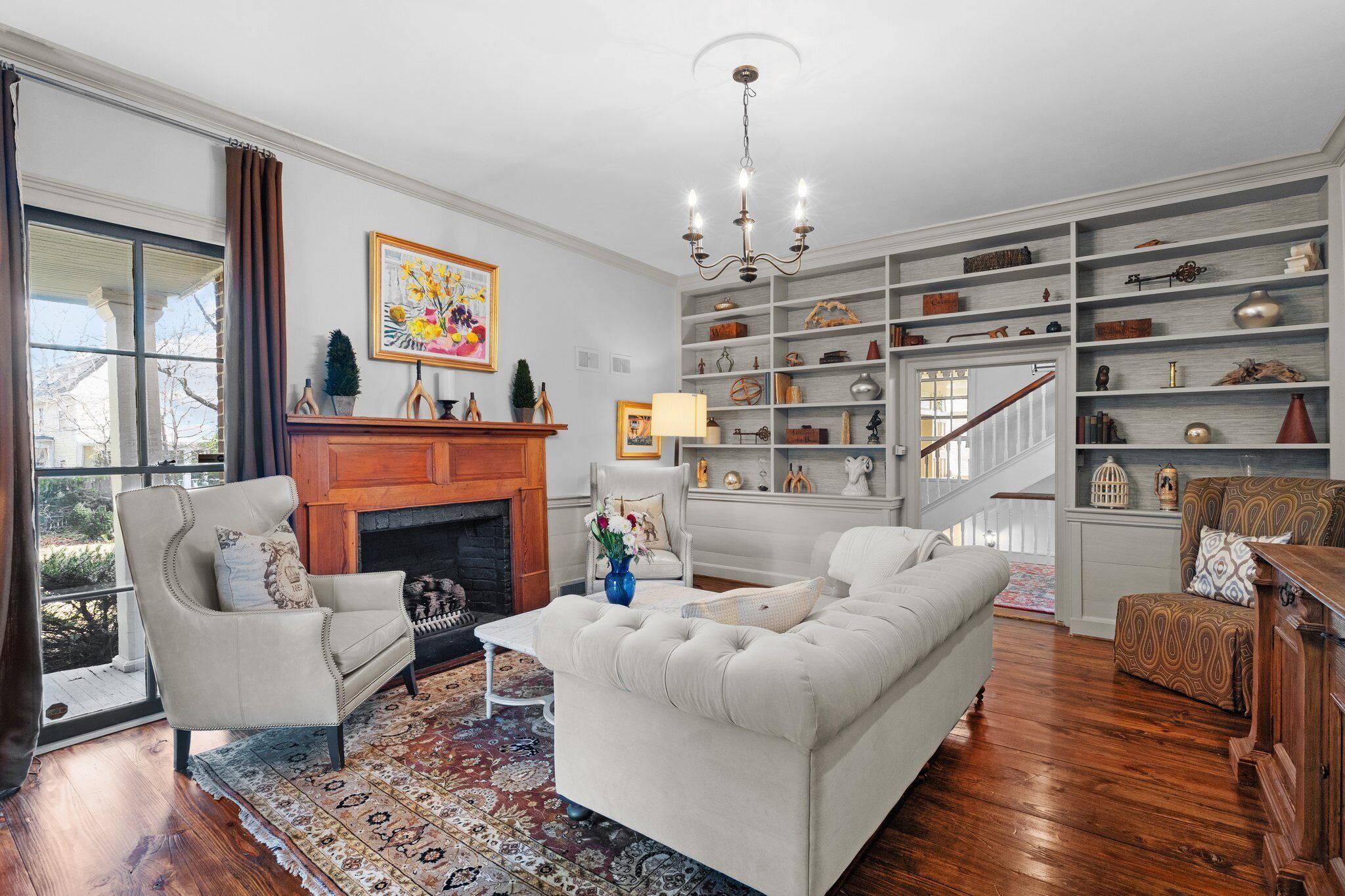 Smart-TV, Kamin, Bücher