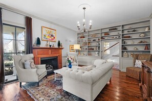 TV connectée, cheminée, livres