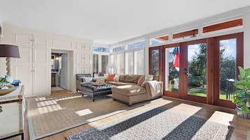 Smart-TV, Kamin, Bücher