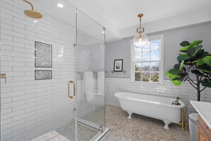 Shower, hair dryer, towels, soap - Historic Gem, Steps from UNC & on Franklin St (Chapel Hill)
