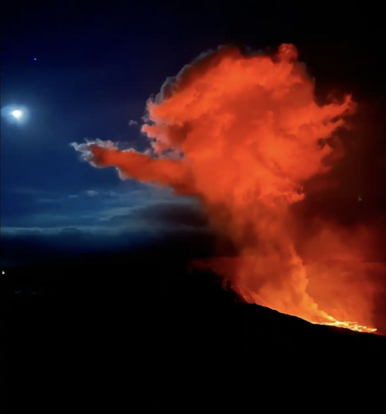 Eine Nachtszene mit einer großen Rauchwolke oder Flamme, die aus einer dunklen Landschaft aufsteigt.