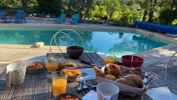 Free daily continental breakfast