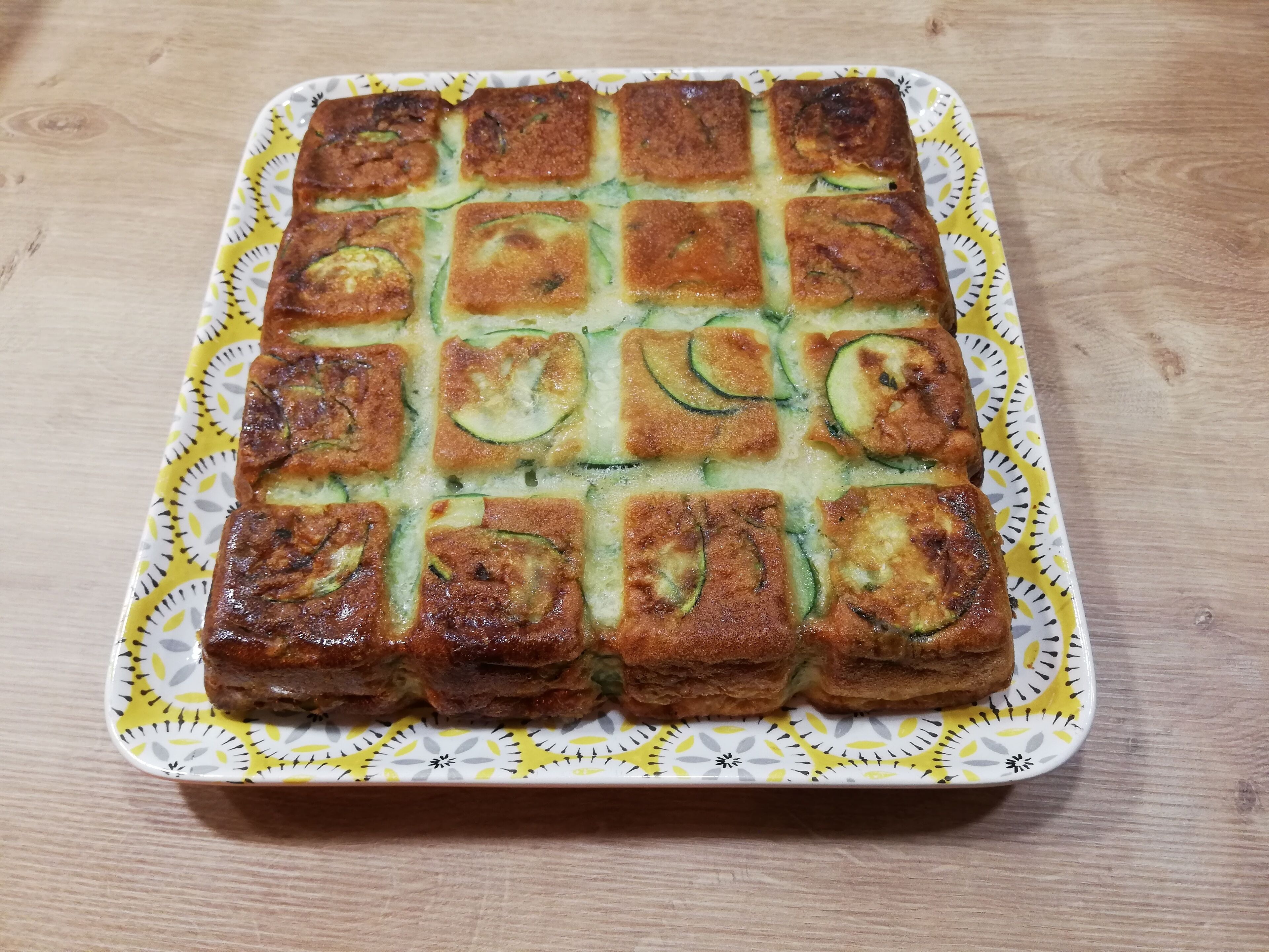 Een vierkante schaal eten gerangschikt in een raster.