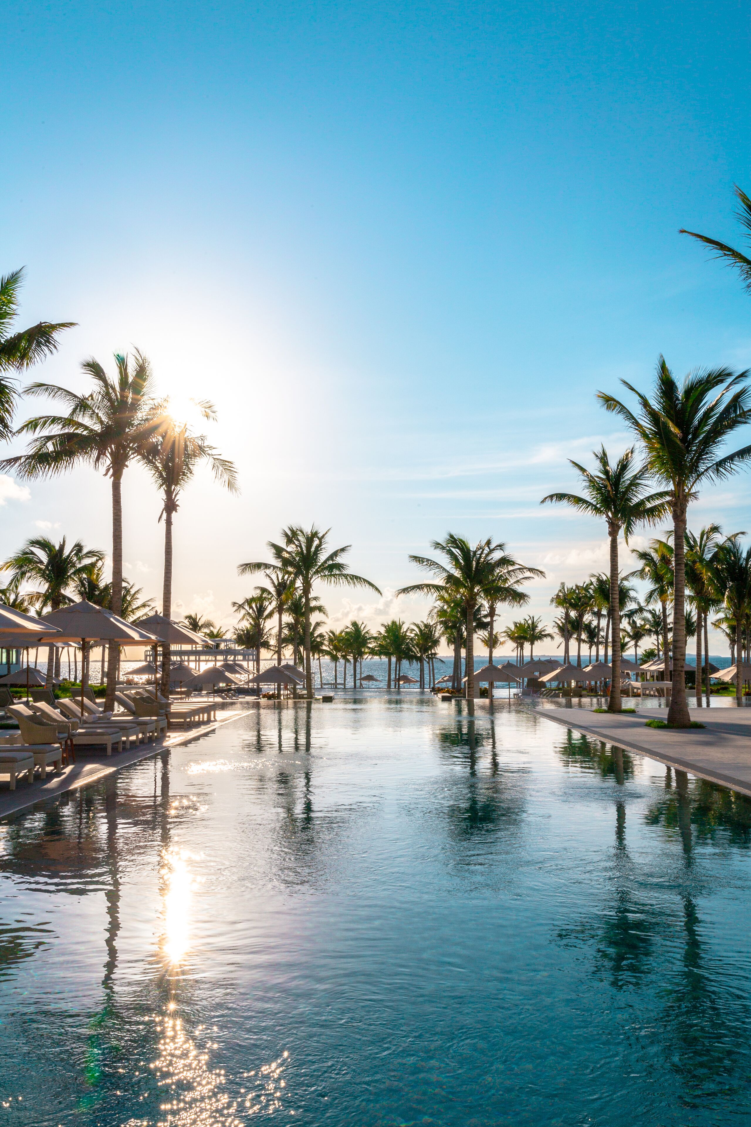 7 outdoor pools, free pool cabanas, pool umbrellas