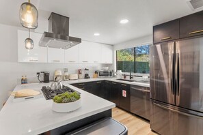 Køleskab, mikrobølgeovn, ovn, kogeplade