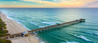 CAPRI RETREAT.★★★★★ 8. NEAR BEACHES / PGA / DOWNTOWN / ROGER DEAN STADIUM
