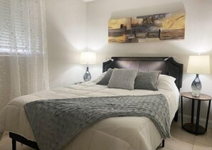 3 habitaciones, escritorio y tabla de planchar con plancha