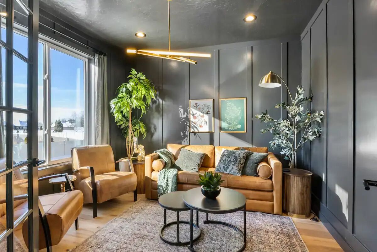 Chic Modern Retreat - Sleeps 10, Hot Tub, Weights