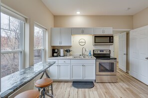 Kjøleskap, mikrobølgeovn, ovn og kokeplater