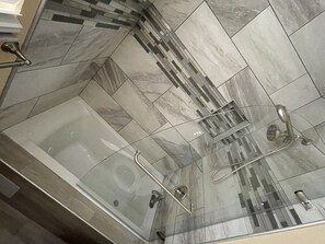 Bañera de hidromasaje, secador de pelo, toallas y jabón