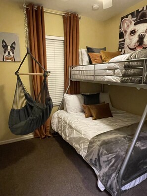 3 habitaciones, tabla de planchar con plancha, wifi y ropa de cama 