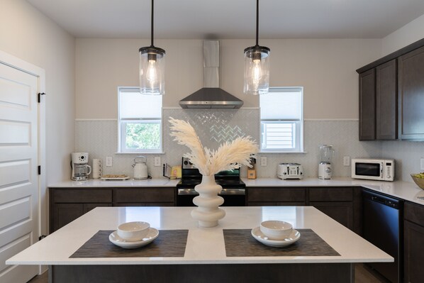 Fridge, microwave, oven, stovetop - NEW 3BR/3.5 ensuite baths min away from Riverwalk, the Pearl, Downtown & Fiesta  (San Antonio)