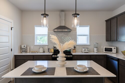 NEW 3BR/3.5 ensuite baths min away from Riverwalk, the Pearl, Downtown & Fiesta 
