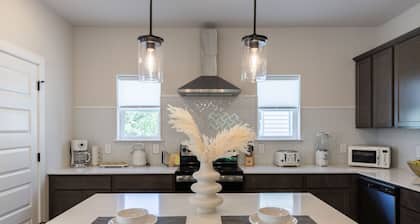 NEW 3BR/3.5 ensuite baths min away from Riverwalk, the Pearl, Downtown & Fiesta
