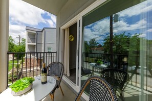 Outdoor dining - NEW 3BR/3.5 ensuite baths min away from Riverwalk, the Pearl, Downtown & Fiesta  (San Antonio)