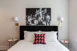 3 bedrooms, iron/ironing board, WiFi, bed sheets - NEW 3BR/3.5 ensuite baths min away from Riverwalk, the Pearl, Downtown & Fiesta  (San Antonio)