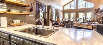 Stylish Cozy Cabin Surrounded in Pines- Hot Tub