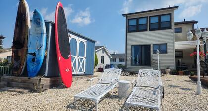 Peaceful shore house on the water!