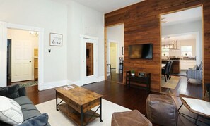 Smart TV, books - 3BR/2BTH Historic Pearl Brewery Downtown Riverwalk (San Antonio)