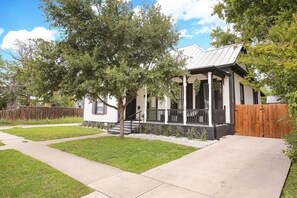Exterior - 3BR/2BTH Historic Pearl Brewery Downtown Riverwalk (San Antonio)