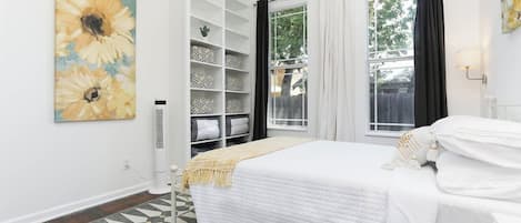 2 bedrooms, desk, iron/ironing board, WiFi