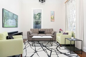 TV connectée, cheminée, livres